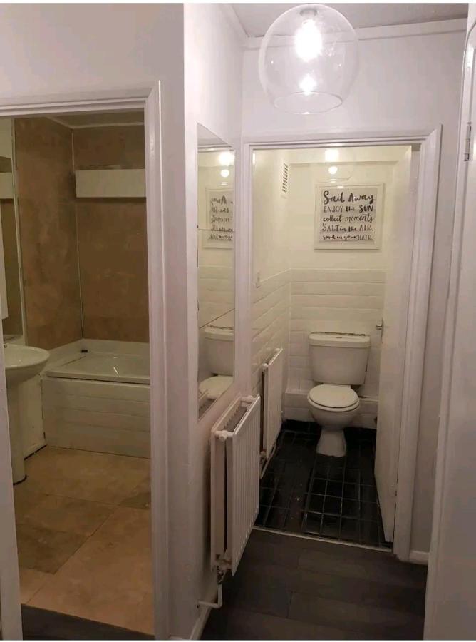 R1 Superking Sized Bed & 65" Tv On The Wall In Clapham Apartment Londra Exterior foto
