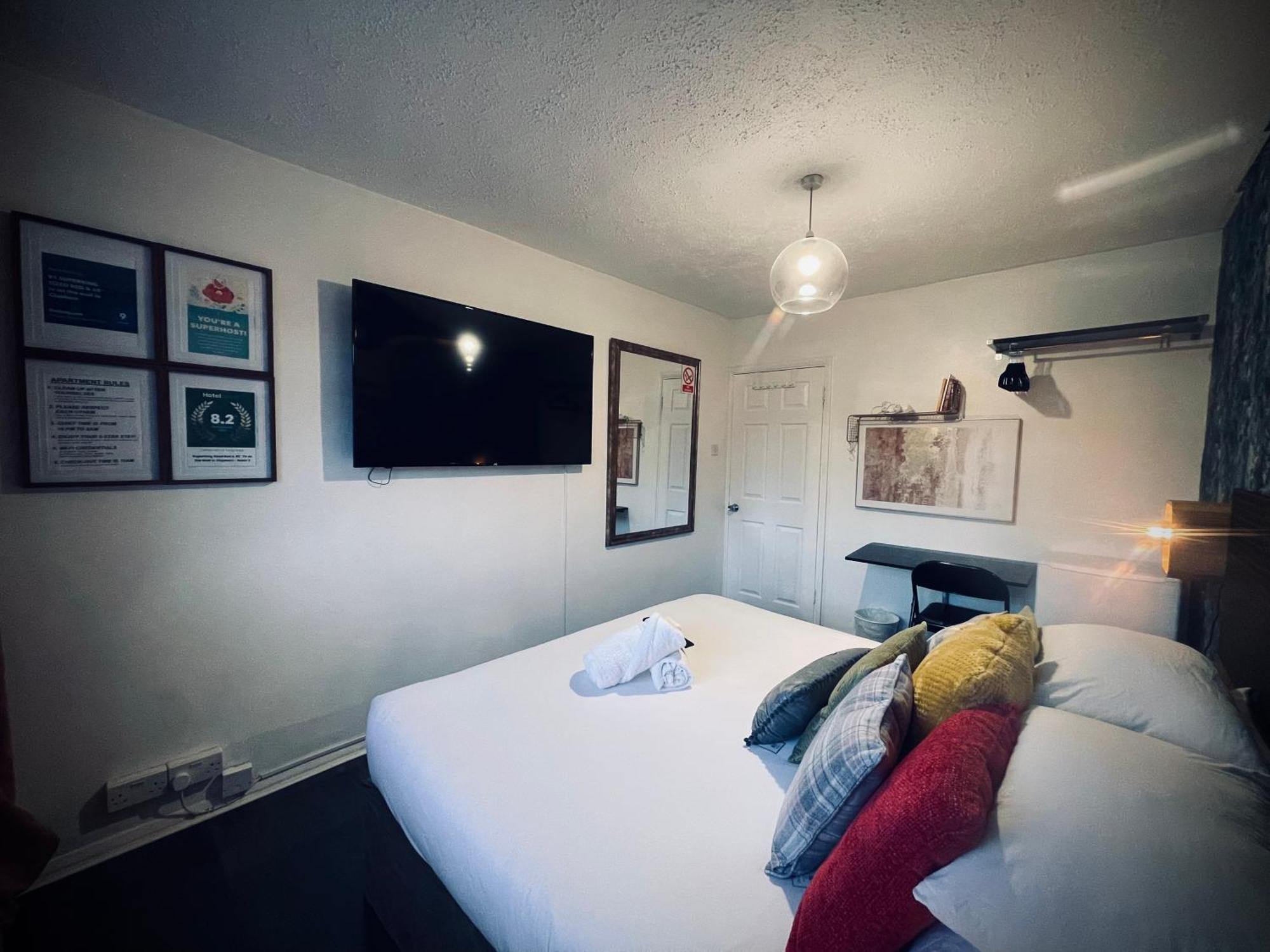 R1 Superking Sized Bed & 65" Tv On The Wall In Clapham Apartment Londra Exterior foto