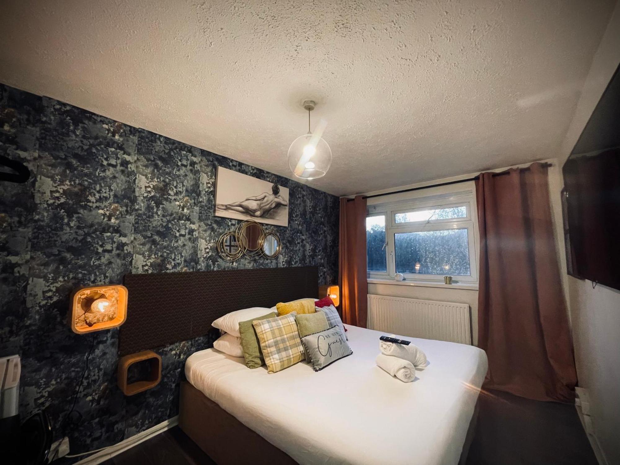R1 Superking Sized Bed & 65" Tv On The Wall In Clapham Apartment Londra Exterior foto