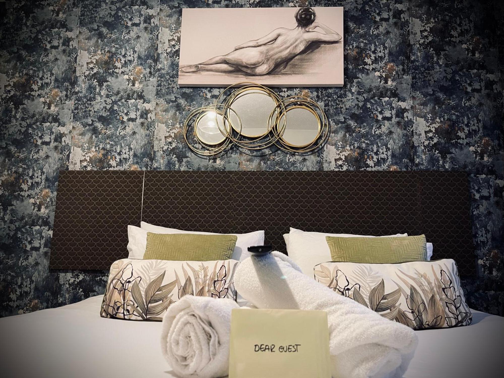 R1 Superking Sized Bed & 65" Tv On The Wall In Clapham Apartment Londra Exterior foto