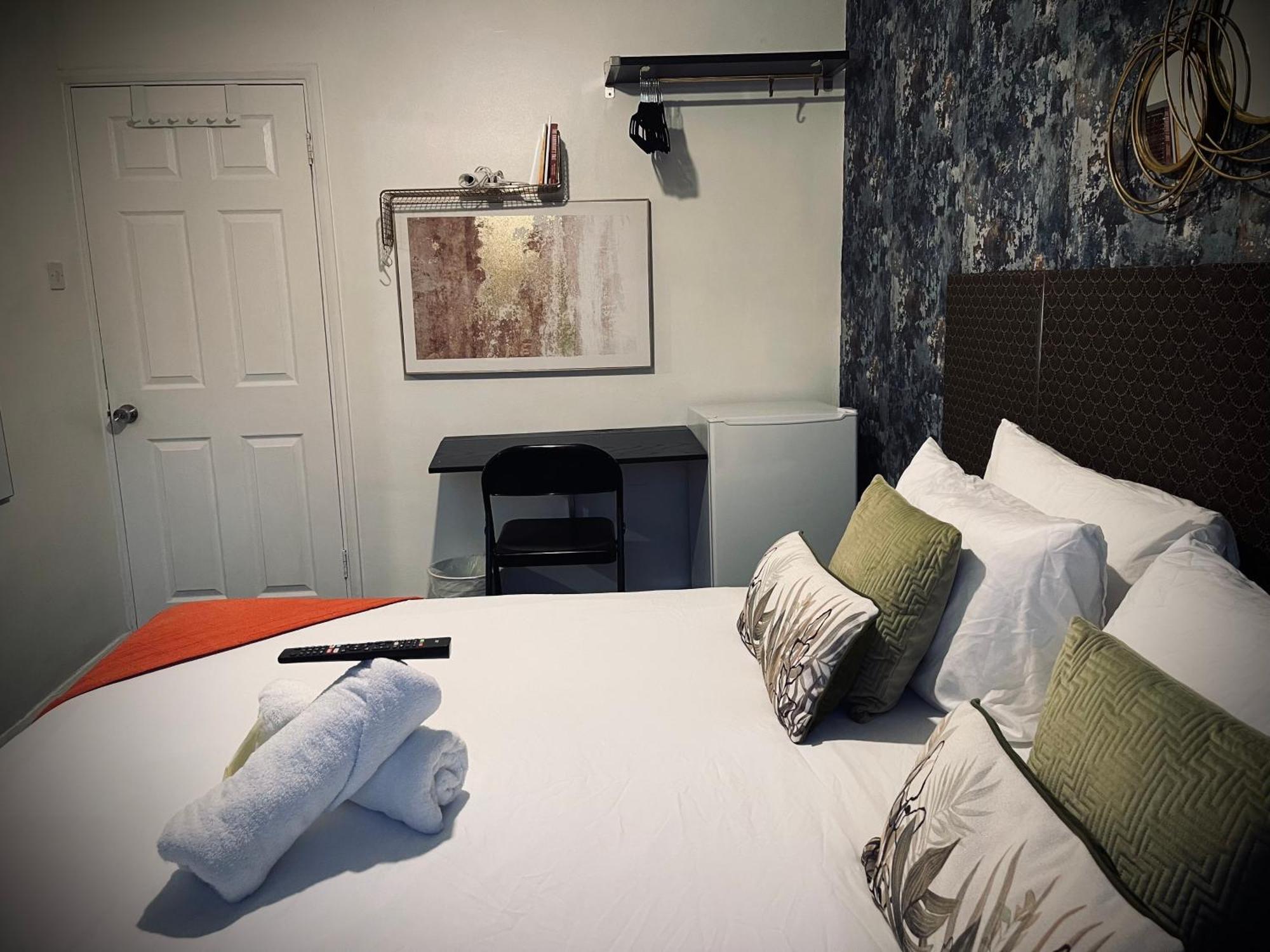 R1 Superking Sized Bed & 65" Tv On The Wall In Clapham Apartment Londra Exterior foto