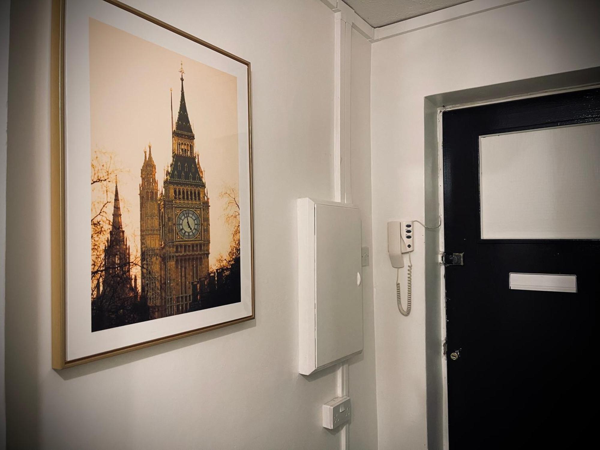 R1 Superking Sized Bed & 65" Tv On The Wall In Clapham Apartment Londra Exterior foto
