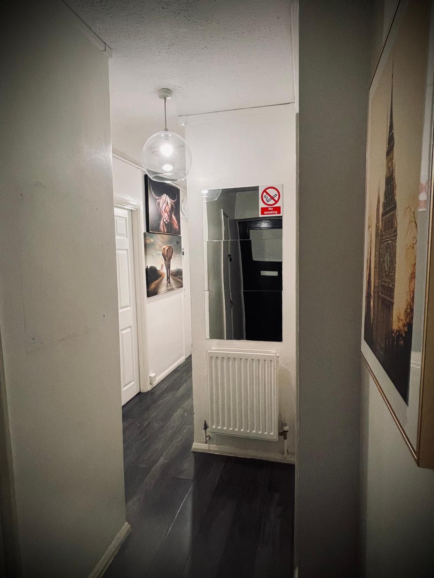 R1 Superking Sized Bed & 65" Tv On The Wall In Clapham Apartment Londra Exterior foto