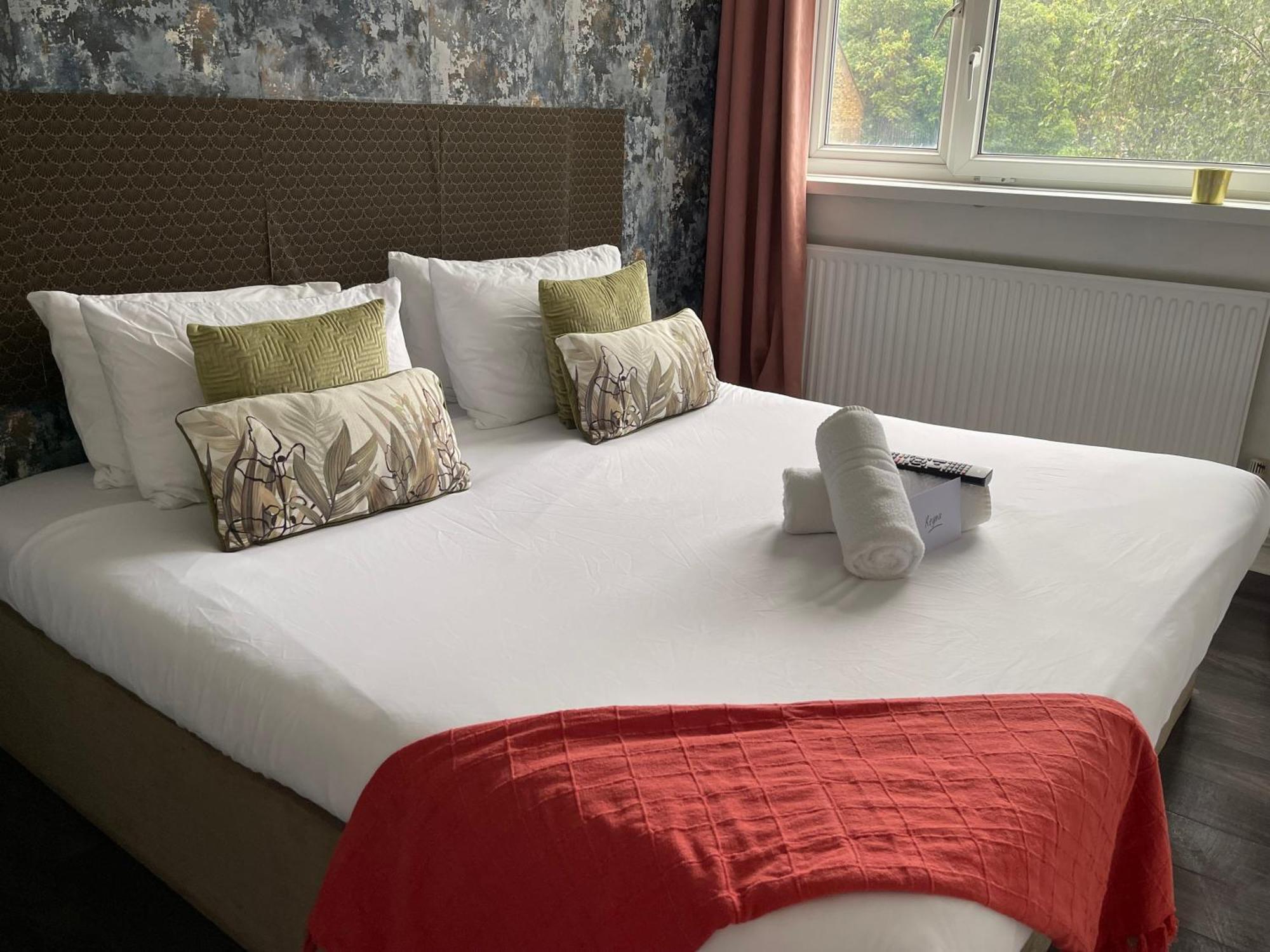 R1 Superking Sized Bed & 65" Tv On The Wall In Clapham Apartment Londra Exterior foto